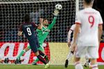 PSG's Edinson Cavani stod for aftenens smukkeste scoring, da han bankede ind til 2-0.  
