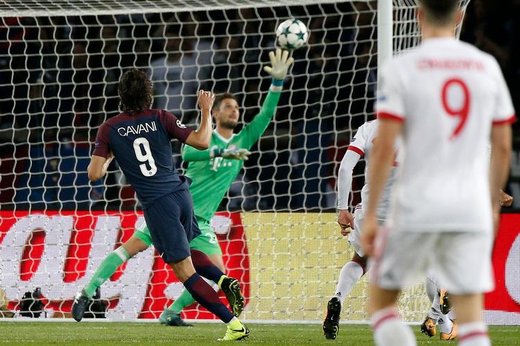 PSG's Edinson Cavani stod for aftenens smukkeste scoring, da han bankede ind til 2-0.  