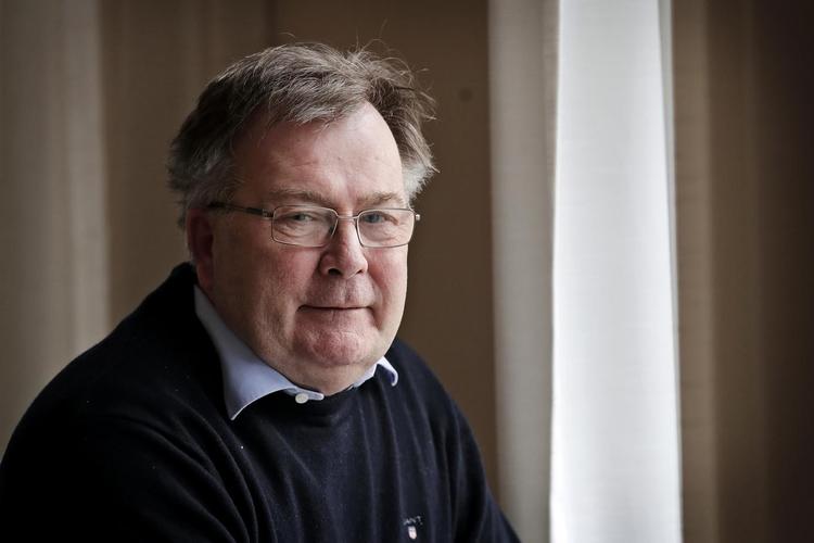 Som beskæftigelsesminister i 2006-2007 kom den nuværende forsvarsminister ud i stormvejr, da Folketinget ikke blev informeret korrekt om modregning i feriepenge til 25.000 efterlønsmodtagere. 