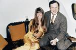 Hugh Hefner poserer her med sin kæreste Barbi Benton i 1970. Hun var mildest talt ikke hans første og heller ikke hans sidste kæreste.  