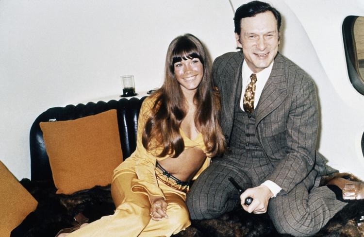Hugh Hefner poserer her med sin kæreste Barbi Benton i 1970. Hun var mildest talt ikke hans første og heller ikke hans sidste kæreste.  