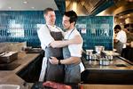 Tidligere køkkenchef Torsten Vildgaard (tv.) omfavner Damian Quintana, da Stud!o fik tildelt sin første michelinstjerne. 