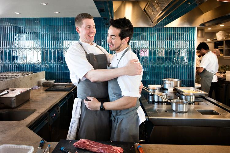 Tidligere køkkenchef Torsten Vildgaard (tv.) omfavner Damian Quintana, da Stud!o fik tildelt sin første michelinstjerne. 