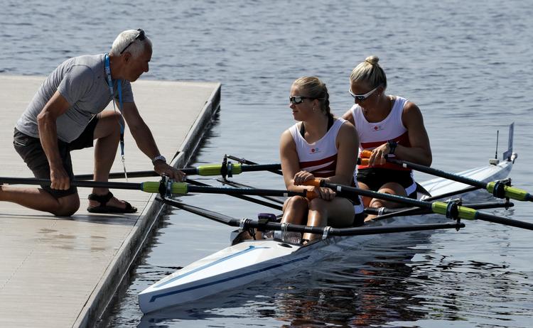 »Der er jo andre både end guldfireren, der har taget medaljer«, siger sportschefen hos Dansk Forening for Rosport, Finn-Trærup Hansen. Udfordringerne har været mange op til dette VM, men indtil videre går det meget godt for danskerne. På billedet ses Anne Larsen og Mette Dyrlund i minutterne inden deres semifinale.
   