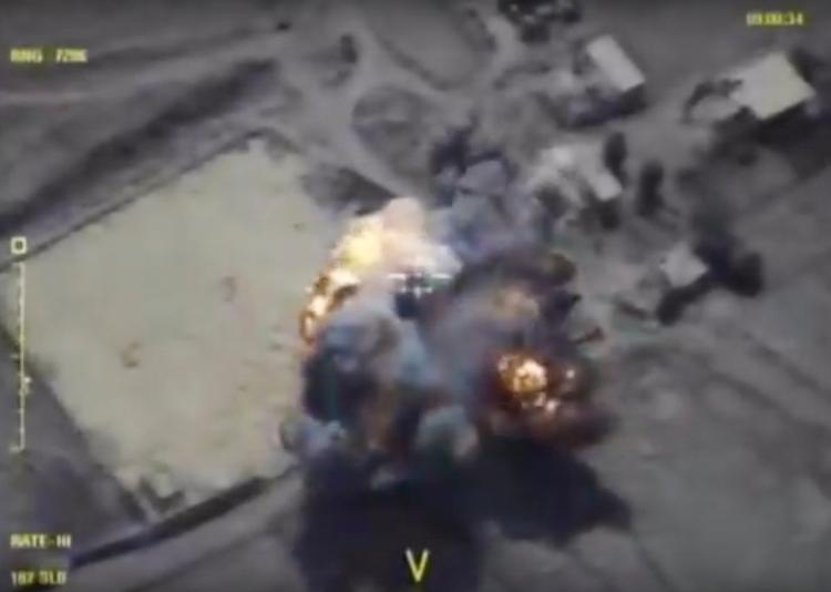 Dette billede fra det russiske forsvarsministerium viser angreb på militante islamister. Spørgsmålet er, om civile også blev ramt - og hvor mange. 