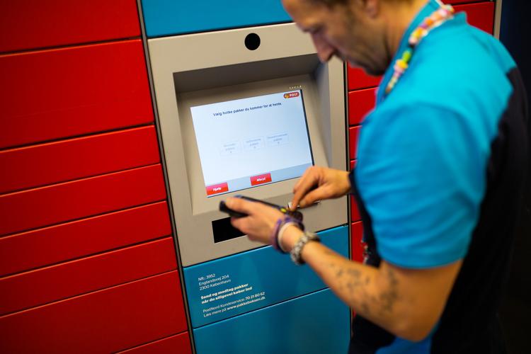 Fremtiden er meget usikker for landets 8.700 postmedarbejdere. PostNord har siden 2009 været ejet af den danske og den svenske stat i fællesskab. Men parterne slås efter et år stadig om, hvordan - og om - selskabet skal reddes.  