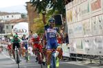 Italieneren Andrea Pasqualon jubler over sejren i dagens Coppa Sabatini, og i baggrunden anes en ligeledes begejstret holdkammerat Guillaume Martin, der slog til i går i Giro della Toscana. 