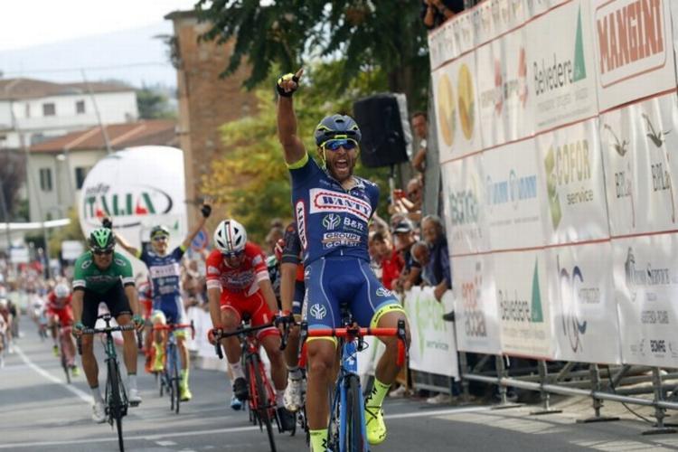 Italieneren Andrea Pasqualon jubler over sejren i dagens Coppa Sabatini, og i baggrunden anes en ligeledes begejstret holdkammerat Guillaume Martin, der slog til i går i Giro della Toscana. 