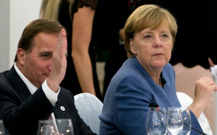 Angela Merkel sammen med Sveriges statsminister, Stefan Löfven, ved topmødet i Tallinn.  