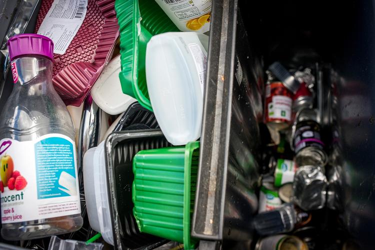 Engagerede borgere sorterer affald på livet løs, og nogle gange nager tvivlen. Men det er et større problem, at andre borgere aldrig er i tvivl og f.eks. ikke sorterer elektronikaffald fra. Arkivfoto: Cicilie S. Andersen 