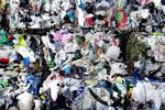Hvert år ryger der cirka 323.000 tons plastaffald i skralderen, og kun godt en tiendedel af det sorteres og lægges i plastcontaineren. Nu vil et nyt samarbejde mellem industri , ngo'er og detailhandel sørge for, at genbrugsmængderne vokser. Finn Frandsen/POLFOTO
