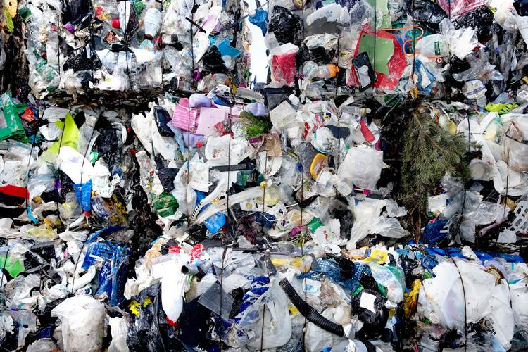 Hvert år ryger der cirka 323.000 tons plastaffald i skralderen, og kun godt en tiendedel af det sorteres og lægges i plastcontaineren. Nu vil et nyt samarbejde mellem industri , ngo'er og detailhandel sørge for, at genbrugsmængderne vokser. Finn Frandsen/POLFOTO