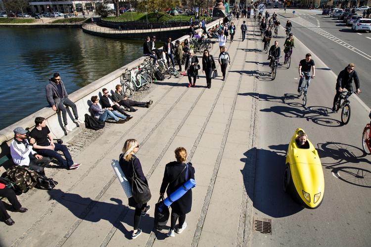 Værsgod: Verdens mest cykeltrafikerede strækning er ruten over Dronning Louises Bro. Den er også god at slikke sol på. 