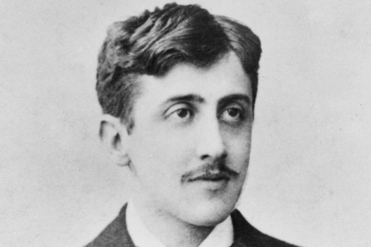Marcel Proust er især kendt for værket 'På sporet af den tabte tid'. Men nu viser breve, at han betalte aviser for at skrive rosende anmeldelser. Arkivfoto Ukendt fotograf