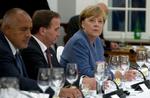 Tysklands kansler, Angela Merkel, ved siden af den svenske statsminister, Stefan Löfven, ved en middag under et EU-møde i Estlands hovedstad, Tallinn, torsdag aften. (AP Photo/Virginia Mayo, Pool)
   