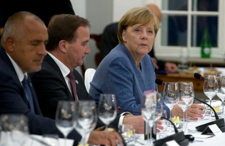 Tysklands kansler, Angela Merkel, ved siden af den svenske statsminister, Stefan Löfven, ved en middag under et EU-møde i Estlands hovedstad, Tallinn, torsdag aften. (AP Photo/Virginia Mayo, Pool)
   