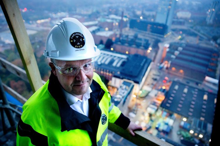 Jens Nyhus, direktør for Carlsberg Byen, har lidt svært ved at få solgt de store og dyre lejligheder i Bohrs Tårn, som han er fotograferet i toppen af. Men han vil gerne bygge flere af de små - og håber at kommunen bløder op for kravene til, hvor store københavnerlejligheder skal være. 


   
