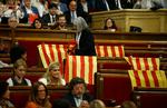 Angels Martinez, medlem af et catalansk parti, fjerner et spansk flag i det catalanske parlament. 