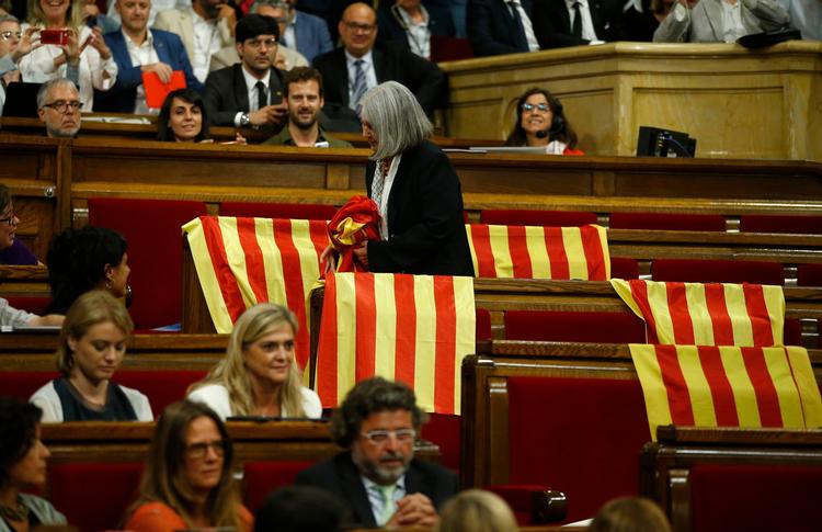 Angels Martinez, medlem af et catalansk parti, fjerner et spansk flag i det catalanske parlament. 