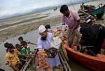 En frivillig fra Bangladesh hjælper rohingya-flygtninge i land. Flere end 500.000 er flygtet fra urolighederne i Myanmar siden august. (AP Photo/Gemunu Amarasinghe)
   