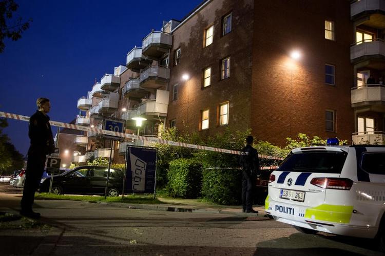 Københavns Politi har her til aften afspærret indgangene til Mjølnerparken. 