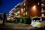 Området omkring Mjølnerparken var i nat spærret af med afspærringstape, og politiet har været massivt til stede med både uniformerede betjente og civile efterforskere.
    Skyderi i Mjølnerparken
   