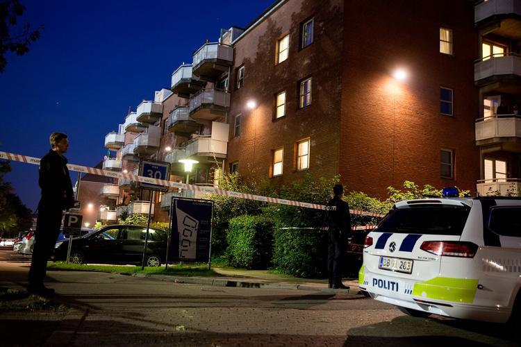 Området omkring Mjølnerparken var i nat spærret af med afspærringstape, og politiet har været massivt til stede med både uniformerede betjente og civile efterforskere.
    Skyderi i Mjølnerparken
   