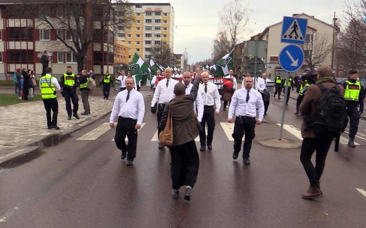 Sverige har oplevet flere demonstrationer fra det yderste højre. Bilandet her fra Borlänge i maj sidste år. Dagens demonstration forventes at blive den største i årevis.  