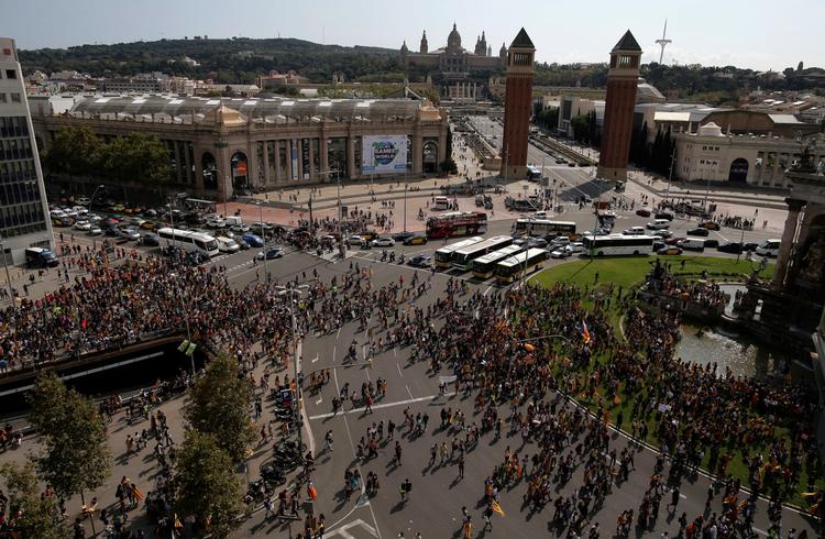 Barcelona har de seneste dage været centrum for demonstrationer forud for søndagens afstemning om selvstændighed i Catalonien. Billedet er fra i torsdags, hvor studenter demonstrerede.  