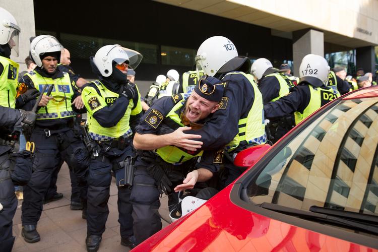 Politibetjent skriger af smerte, efter at han har været i kamp med voldelige demonstranter i Göteborg. 