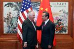 USA's udenrigsminister Rex Tillerson ses her med Kinas udenrigsminister, Wang Yi, før parterne mødtes i Beijing tidligere på dagen.  