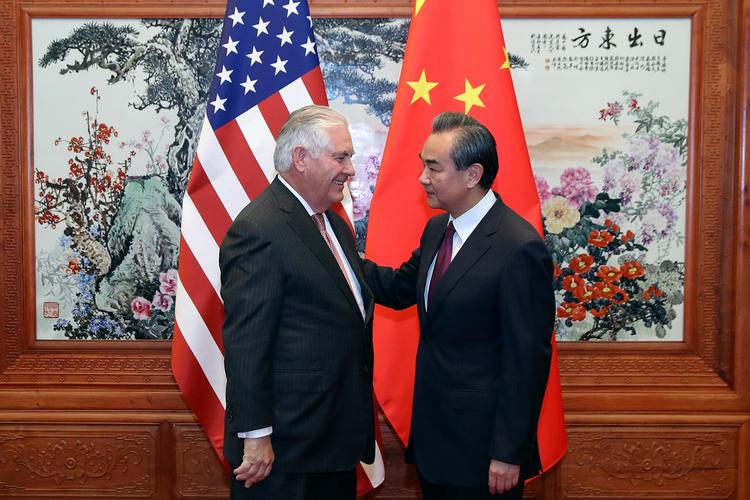 USA's udenrigsminister Rex Tillerson ses her med Kinas udenrigsminister, Wang Yi, før parterne mødtes i Beijing tidligere på dagen.  
