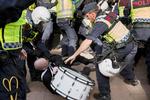 En højreekstrem demonstration i Göteborg er blevet mødt af massivt politiopbud og mod-demonstrationer. 
   