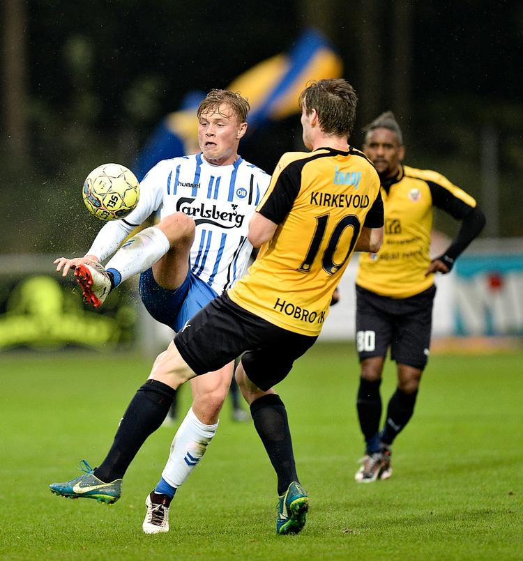 Superligatopscorer Pål Alexander Kirkevold (10) og OB's Frederik Tingager i kamp om bolden under lørdagens kamp i Hobro.  
   