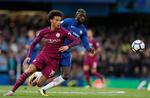 Manchester Citys Leroy Sane er svær at fange, og det oplevede Chelseas Tiemoue Bakayoko lørdag aften under opgøret på Stamford Bridge. 