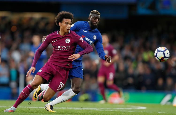 Manchester Citys Leroy Sane er svær at fange, og det oplevede Chelseas Tiemoue Bakayoko lørdag aften under opgøret på Stamford Bridge. 