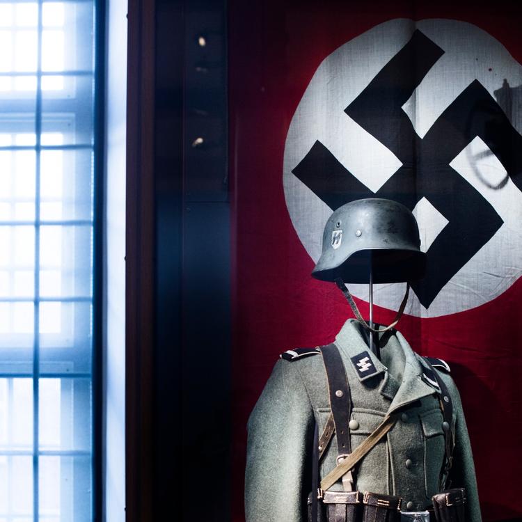 Ikke fordi der er noget godt at sige om nazisterne, tværtimod. Men det kunne stimulere en refleksion og sund debat. 
