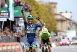 Colombianeren Esteban Chaves får ikke mulighed for at gentage sidste års jubelscene i klassikeren Il Lombardia, efter at han i går styrtede i Giro dell'Emilia.
   
