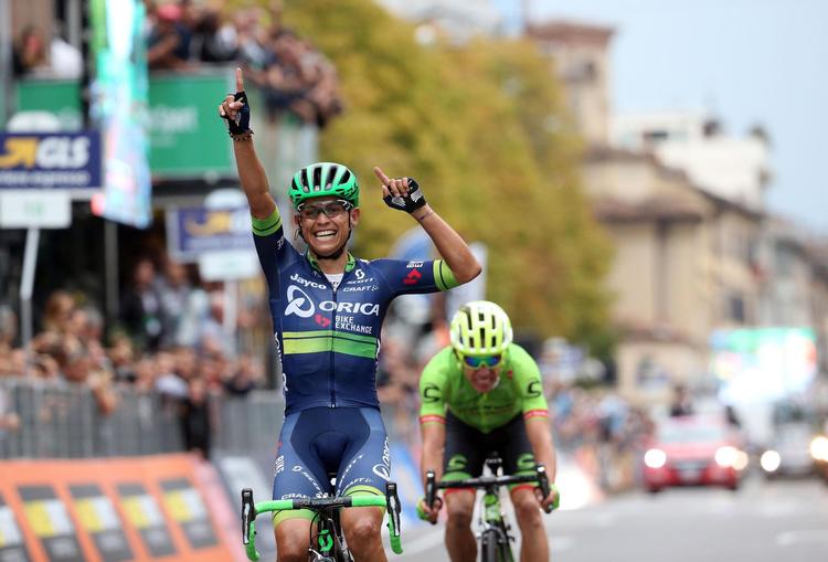 Colombianeren Esteban Chaves får ikke mulighed for at gentage sidste års jubelscene i klassikeren Il Lombardia, efter at han i går styrtede i Giro dell'Emilia.
   