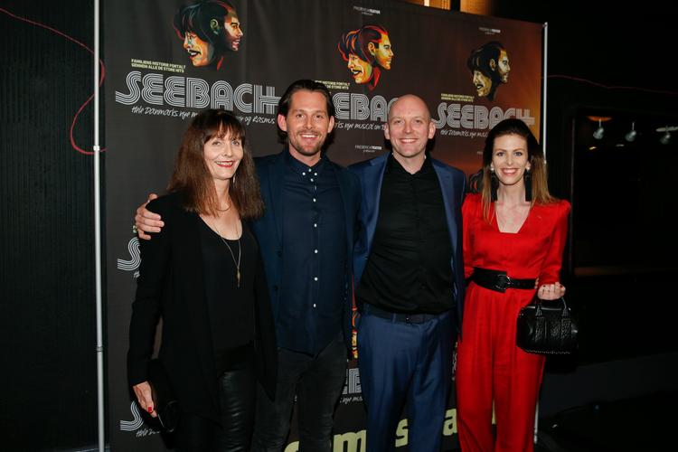 Rasmus Seebach ankommer til musicalen sammen med sin familie. 
   