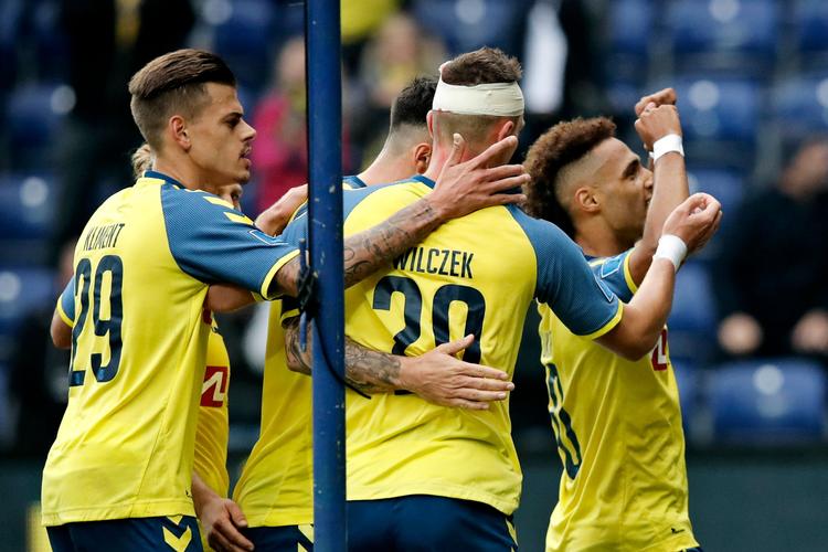Trods et brændt straffespark fik Hany Mukhtar (th.) efter en lang pause scoret to gange for Brøndby i storsejren over Sønderjyske. 