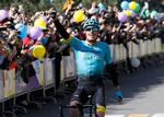 For øjnene af begejstrede Astana-fans er Jakob Fuglsang tilbage i vinderrollen. Foto:kfc.kz. 
