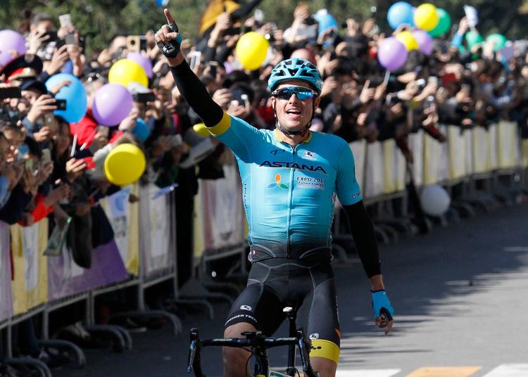 For øjnene af begejstrede Astana-fans er Jakob Fuglsang tilbage i vinderrollen. Foto:kfc.kz. 