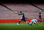 Helt usædvanligt udløste det ingen jubel på tribunerne, da Lionel Messi to gange afdriblede Leandro Chichizola og scorede mod Las Palmas.
   