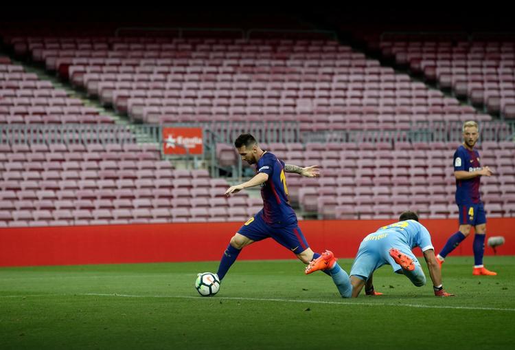 Helt usædvanligt udløste det ingen jubel på tribunerne, da Lionel Messi to gange afdriblede Leandro Chichizola og scorede mod Las Palmas.
   