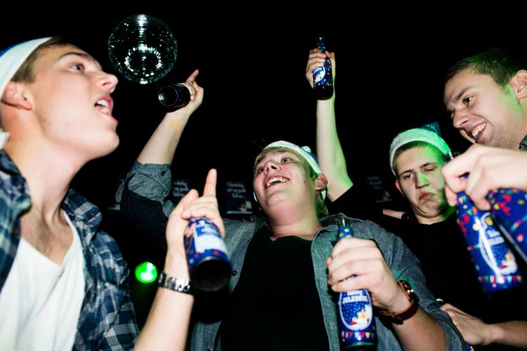 Også når det er J-dag og julebryggen lanceres, er det en god ide at tale med sine unge om druk, rammer og konsekvenser, mener Sundhedsstyrelsen.  Arkivfoto: Gregers Tycho