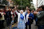 En ældre dame slipper rolatoren for at juble efter at have afgivet sin stemme i Barcelonas Gracia-kvarter ved søndagens kontroversielle folkeafstemning om catalansk selvstændighed. Ved en række andre valgsteder slog politiet sig frem med knipler for at hindre folk i at stemme. 