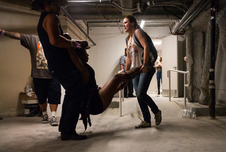 En såret kvinde bliver hjulpet væk fra skyderiet på 'The Strip' i Las Vegas. 