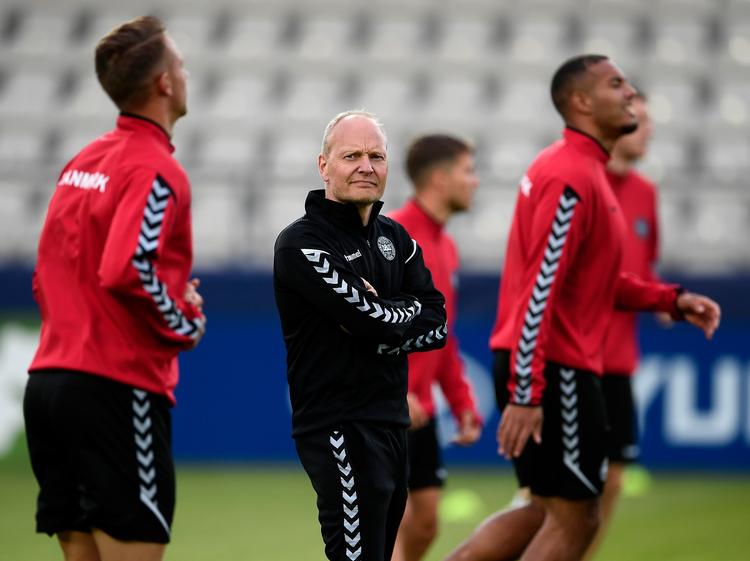 U21-landstræner Niels Frederiksen erkender, at hans hold også er favorit i fredagens EM-kvalifikationskamp mod Georgien i Aalborg.
   