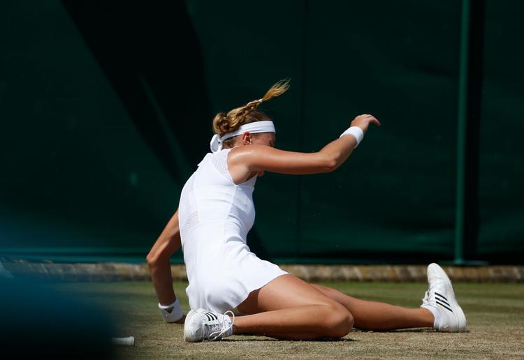Under dag 4 ved Wimbledon i sommer gik det galt for Kristina Mladenovic i opgøret med Alison Riske i 2. runde. Den franske spiller gled og beskadigede sit ene knæ, og siden har intet været det samme. 
   